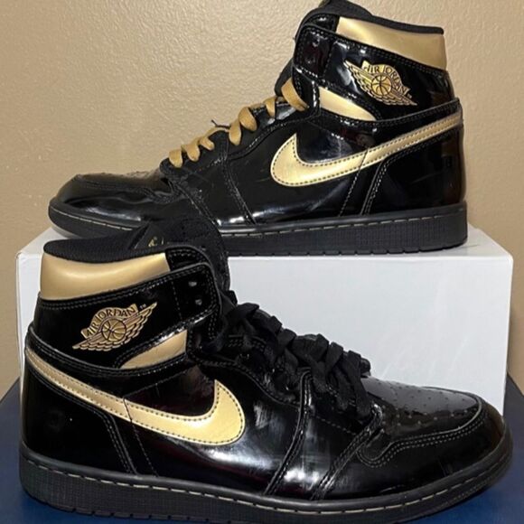 NIKE AIR JORDAN 1 RETRO OG PATENT LEATHER BLACK METALLIC GOLD - Picture 1 of 6